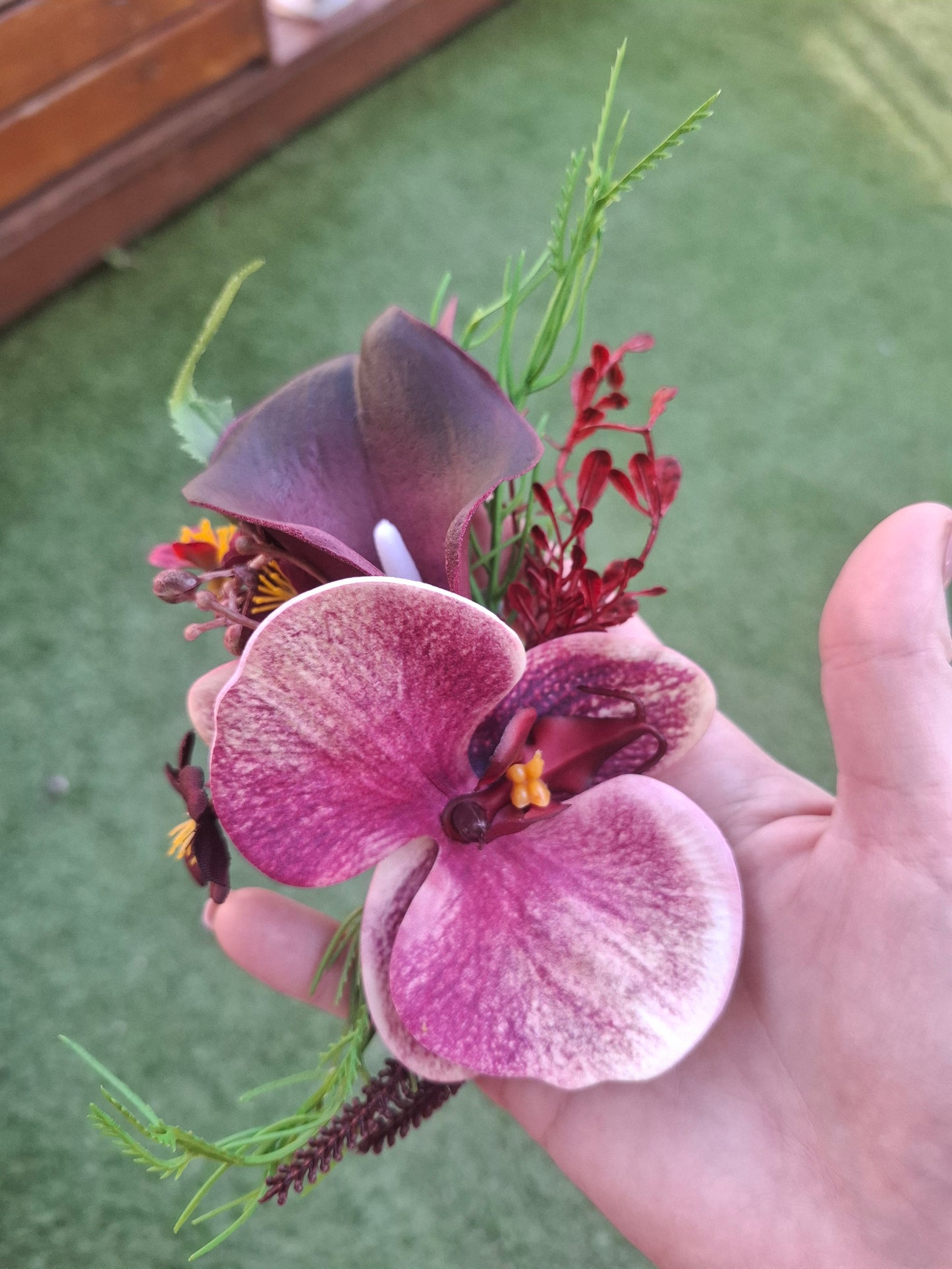 BOUTONNIERE - Burgundy