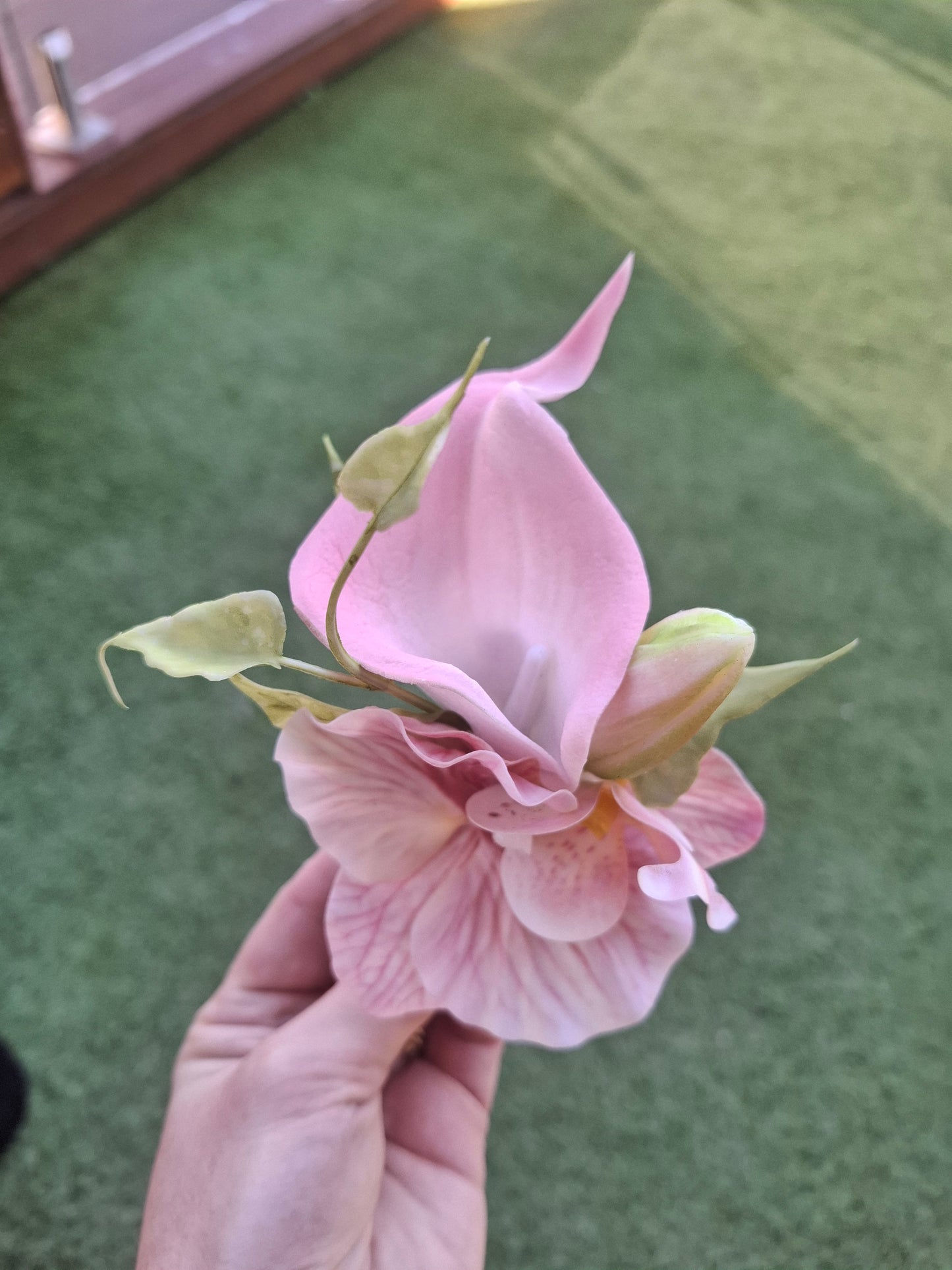 BOUTONNIERE- Pink