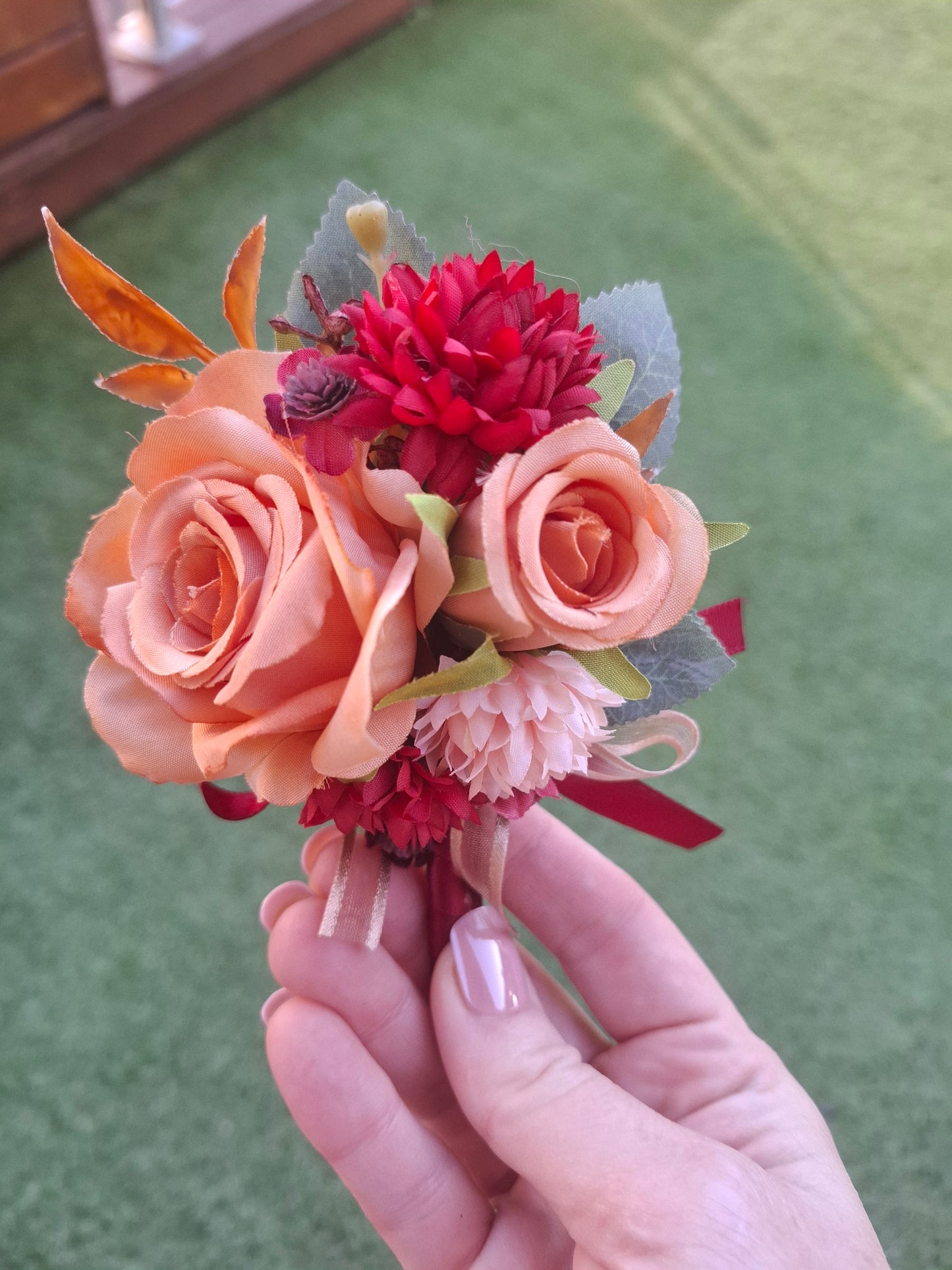 BOUTONNIERE - Apricot/Maroon